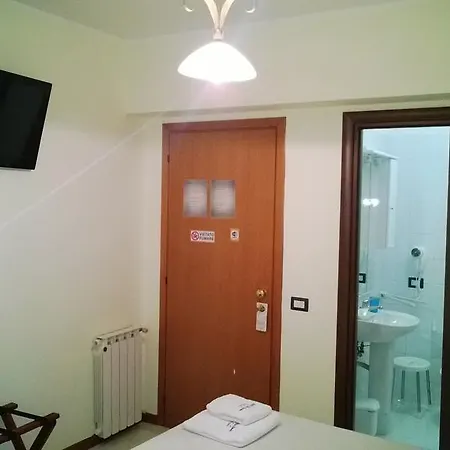 Frühstückspension Dante - Policlinico 3*